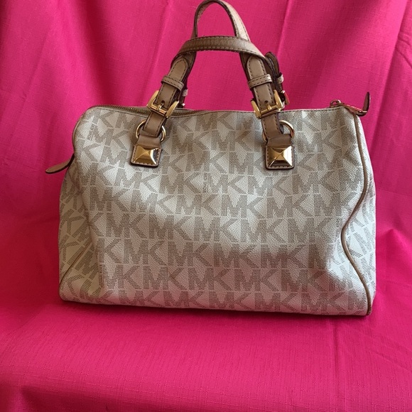 Micheal Kors Medium Grayson Monogram Satchel - Picture 4 of 5